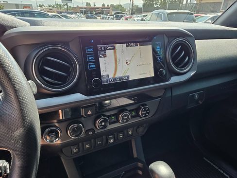 Used 2018 Toyota Tacoma TRD Off-Road w/ Technology Package AWD/4WD image 32