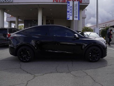 Used 2024 Tesla Model Y Long Range AWD/4WD image 3