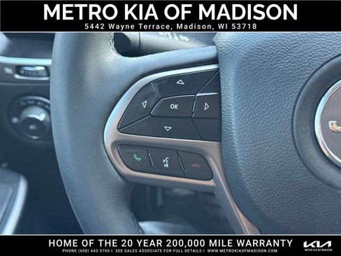 Used 2021 Jeep Cherokee Latitude Lux w/ Comfort/Convenience Group AWD/4WD image 17