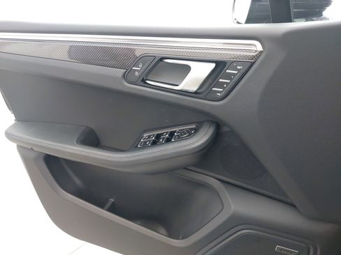 Certified 2022 Porsche Macan AWD/4WD image 29