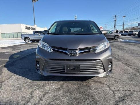 Used 2019 Toyota Sienna XLE image 3