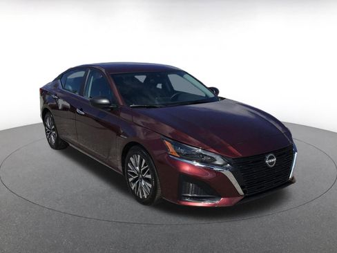 Used 2025 Nissan Altima 2.5 SV image 1