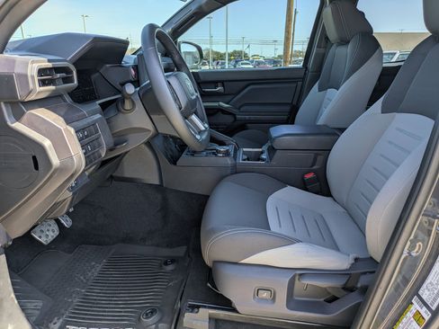 Used 2025 Toyota Tacoma TRD Sport image 9