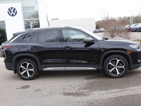 Used 2025 Volkswagen Tiguan SE w/ Panoramic Sunroof Package AWD/4WD image 2