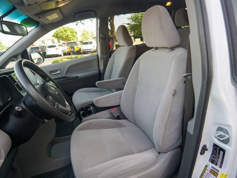 Used 2017 Toyota Sienna LE FWD image 20