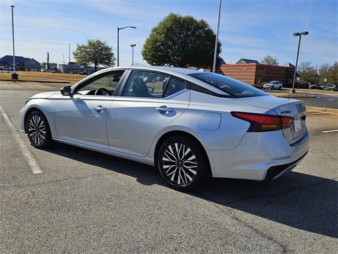Used 2024 Nissan Altima 2.5 SV image 9