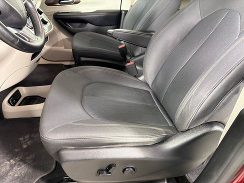 Used 2019 Chrysler Pacifica LX FWD image 12