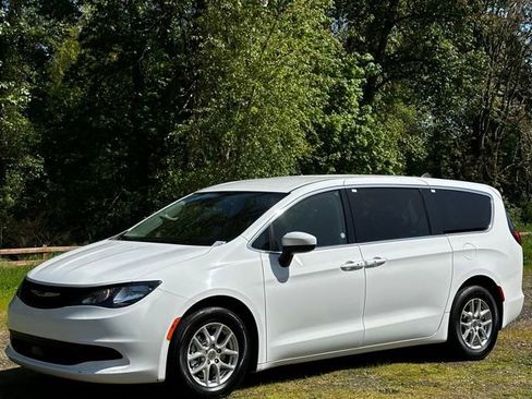 Used 2023 Chrysler Voyager LX FWD image 7