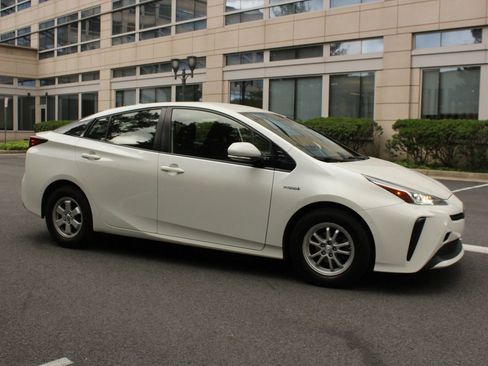 Used 2019 Toyota Prius LE w/ Carpet Mat Package FWD image 2