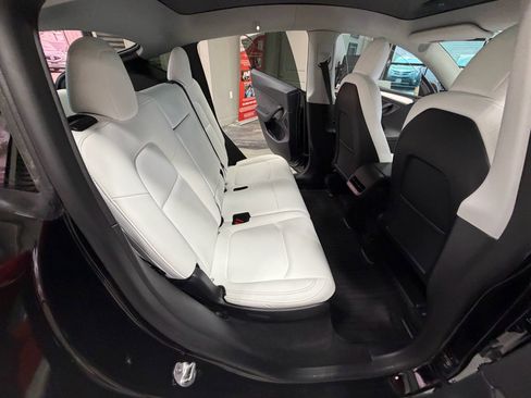 Used 2022 Tesla Model Y Long Range image 42