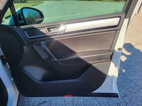 Used 2016 Volkswagen Touareg Sport image 25