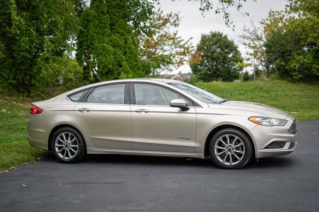 Used 2017 Ford Fusion SE FWD image 4