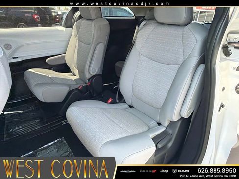 Used 2025 Toyota Sienna LE FWD image 34