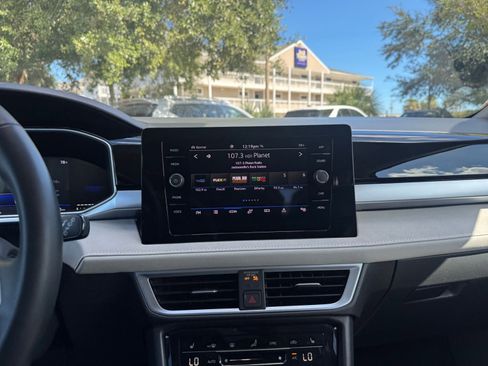 Used 2025 Volkswagen Taos SE image 21