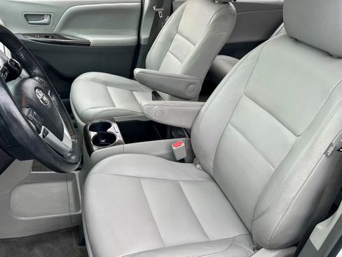 Used 2017 Toyota Sienna XLE Premium image 21