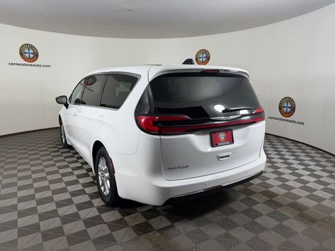 Used 2025 Chrysler Pacifica Select FWD image 19