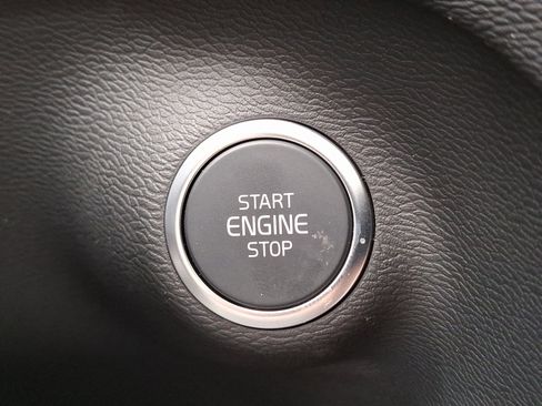 Used 2025 Volvo XC40 B5 Ultra w/ Climate Package image 17