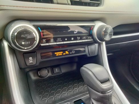 Used 2020 Toyota RAV4 XLE w/ Convenience Package image 24