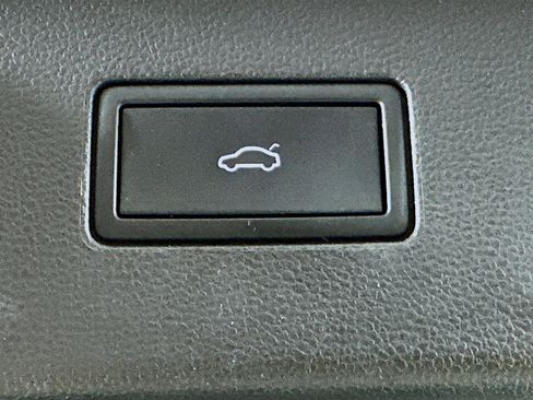 Used 2025 Volkswagen Atlas SE image 30