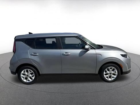 Used 2025 Kia Soul LX w/ LX Technology Package FWD image 16