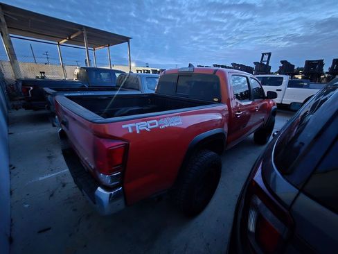 Used 2017 Toyota Tacoma TRD Off-Road image 5