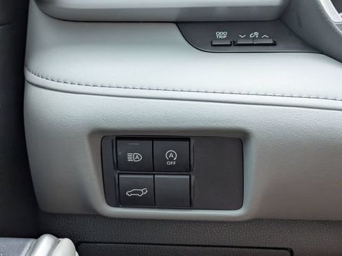 Used 2024 Toyota Highlander XLE FWD image 38