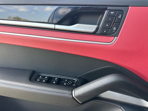 Certified 2025 Porsche Cayenne Turbo AWD/4WD image 12