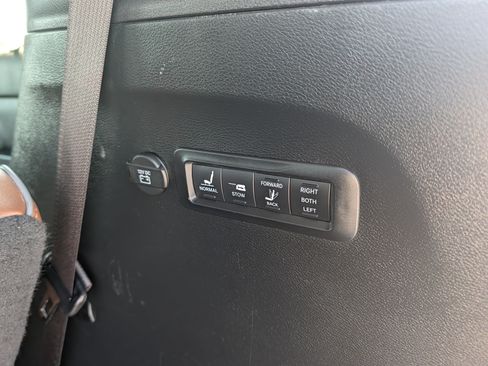 Used 2018 Chrysler Pacifica Limited w/ Tire & Wheel Group FWD image 21