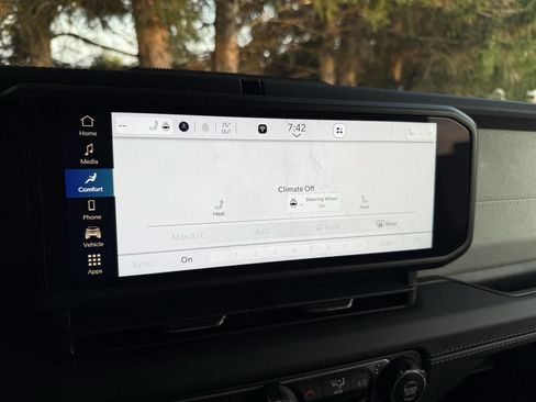 Used 2025 Jeep Wrangler Unlimited Sahara image 15