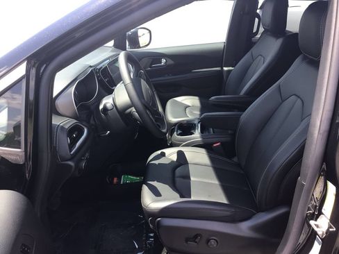 New 2027 Chrysler Pacifica Select AWD/4WD image 9