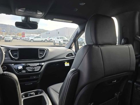 New 2026 Chrysler Pacifica Select image 14