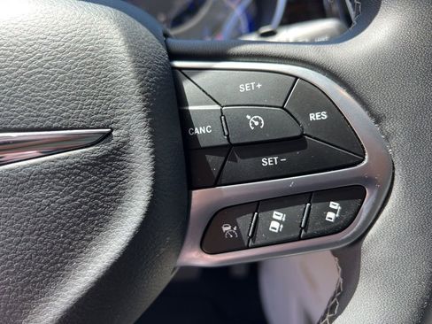 Used 2023 Chrysler Pacifica Limited FWD image 13