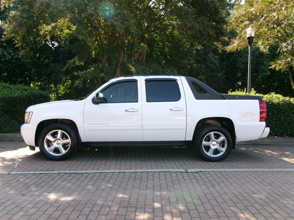 Used 2011 Chevrolet Avalanche LT RWD image 9