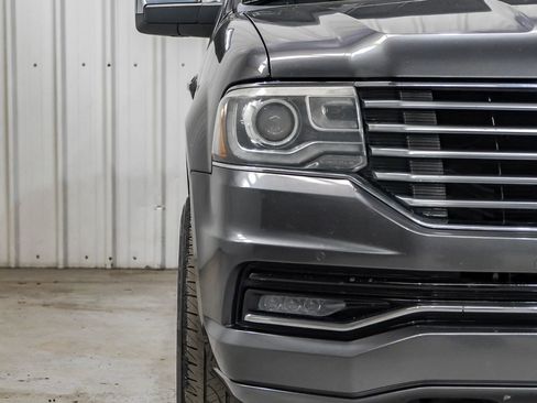 Used 2016 Lincoln Navigator Select RWD image 32