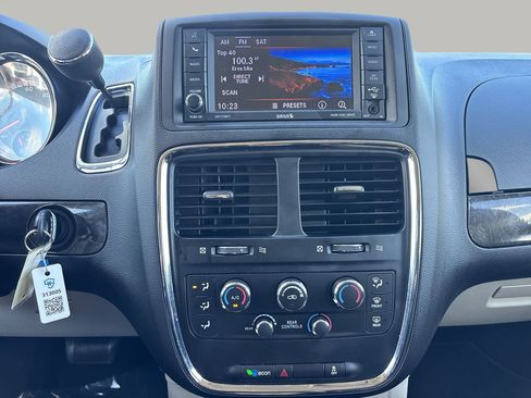 Used 2020 Dodge Grand Caravan SE w/ UConnect Hands-Free Group image 21