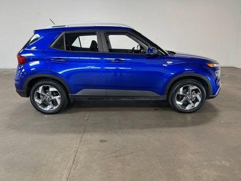 Used 2025 Hyundai Venue SEL FWD image 2