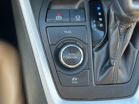 Used 2022 Toyota RAV4 XLE Premium image 20