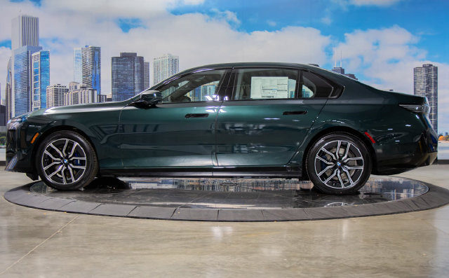 Used 2027 BMW i7 xDrive50 w/ M Sport Package AWD/4WD image 4