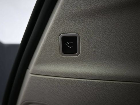 Used 2024 Chrysler Pacifica Limited w/ Uconnect Theater Family Group FWD image 34