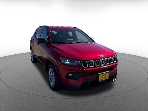 Used 2025 Jeep Compass Latitude AWD/4WD image 6