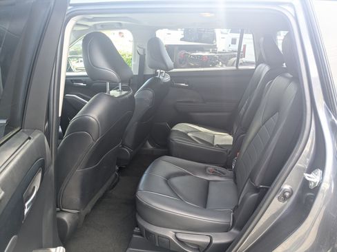 Used 2023 Toyota Highlander XLE AWD/4WD image 29