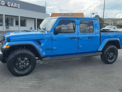 Used 2025 Jeep Gladiator Sport AWD/4WD image 3