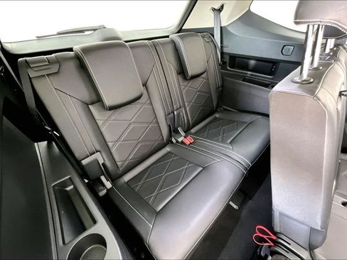 Used 2025 Volkswagen Atlas SE image 34