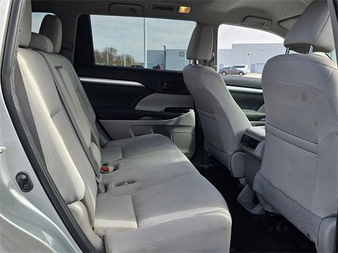 Used 2019 Toyota Highlander LE image 16