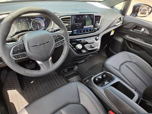 Used 2026 Chrysler Pacifica Select FWD image 9