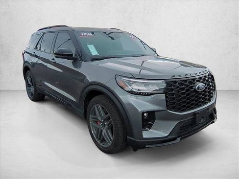 Used 2025 Ford Explorer ST image 3