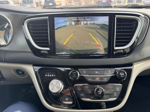 Used 2022 Chrysler Pacifica Touring-L image 4