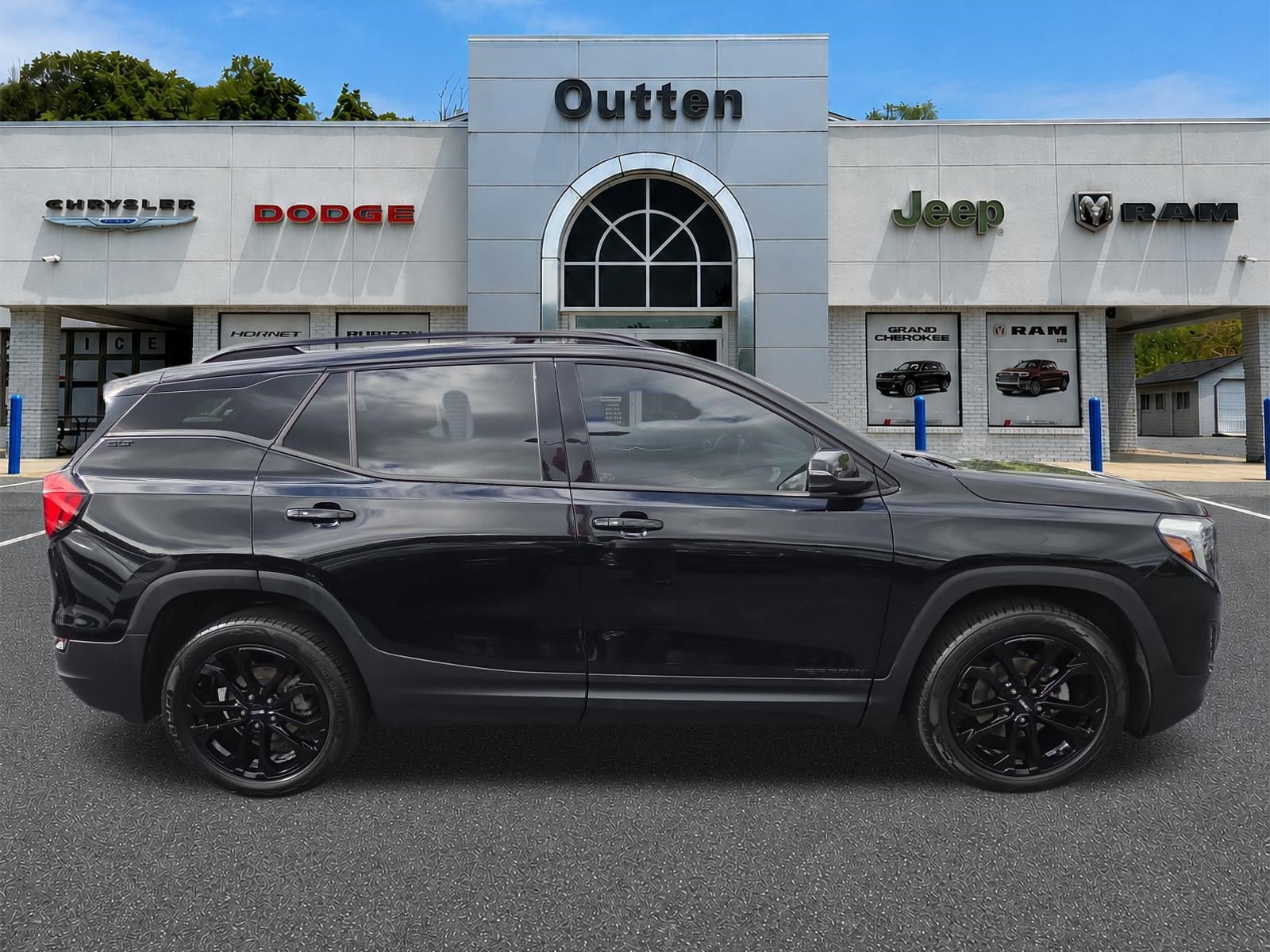 Used 2020 GMC Terrain SLT w/ Elevation Edition FWD image 2
