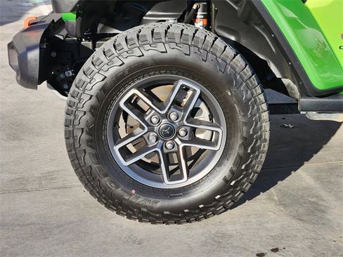 Used 2025 Jeep Gladiator Mojave w/ Convenience Group image 11