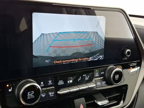 Certified 2024 Toyota Highlander XLE AWD/4WD image 7
